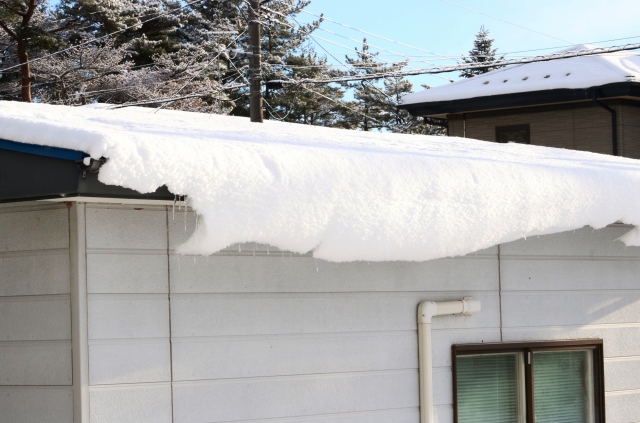 雪下ろしは自分でやる or 業者に依頼する?