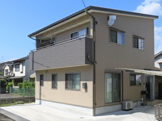 片流れ屋根の戸建て住宅