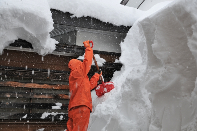 雪下ろしの対応をする業者の種類-除雪・雪かき専門業者
