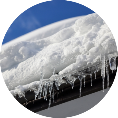 屋根に積もった雪