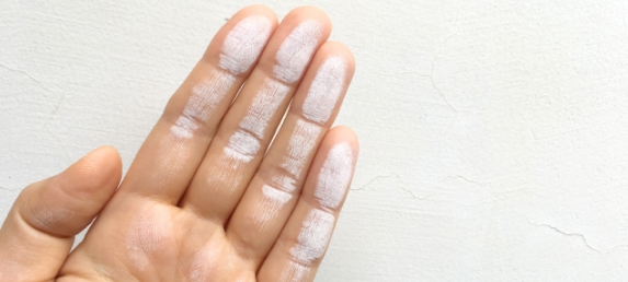 外壁を触ると白い粉がつく