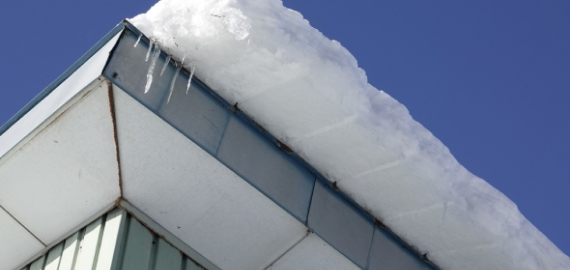 雪の積もった屋根