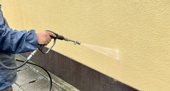 業務用高圧洗浄機で汚れを落とす様子