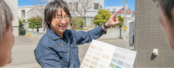 カタログを持っているスタッフ