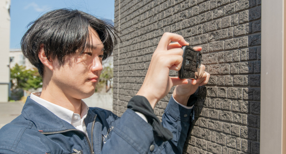 現地調査を行うスタッフ