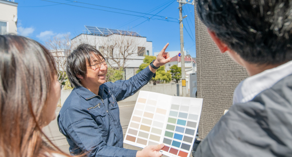 資料を手に、お客様へ説明しているスタッフ