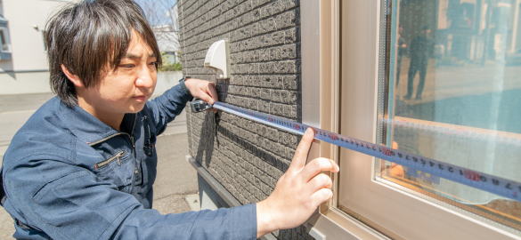 現地調査で外壁を確認する様子