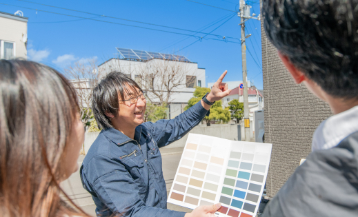 スタッフがお客様へご説明している様子