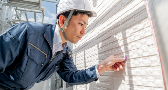塗装後の外壁の乾燥を確認する様子